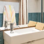 2-bedroom student apartment on Calle dels Mercaders Barcelona with balcony and fully equipped kitchen