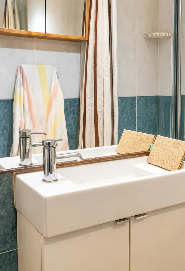 2-bedroom student apartment on Calle dels Mercaders Barcelona with balcony and fully equipped kitchen