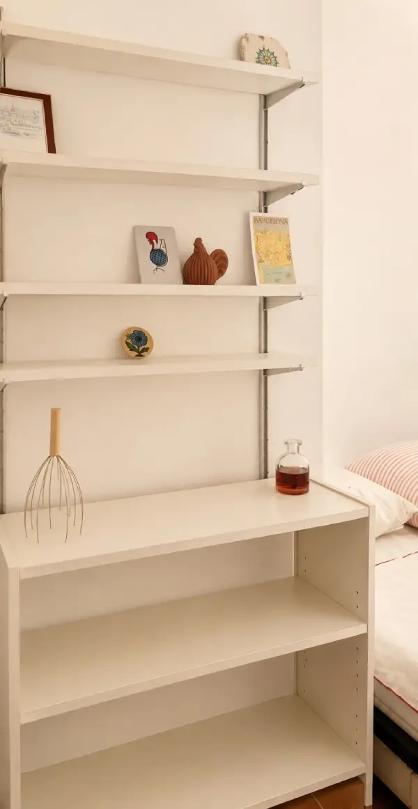 2-bedroom student apartment on Calle dels Mercaders Barcelona with balcony and fully equipped kitchen