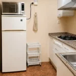 2-bedroom student apartment on Calle dels Mercaders Barcelona with balcony and fully equipped kitchen