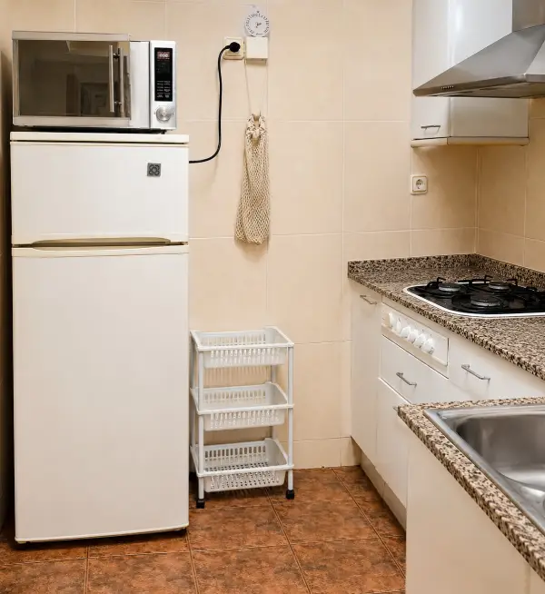2-bedroom student apartment on Calle dels Mercaders Barcelona with balcony and fully equipped kitchen