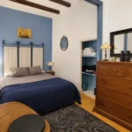 2-bedroom student apartment on Calle dels Mercaders Barcelona with balcony and fully equipped kitchen