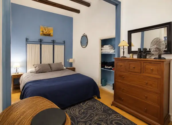 2-bedroom student apartment on Calle dels Mercaders Barcelona with balcony and fully equipped kitchen