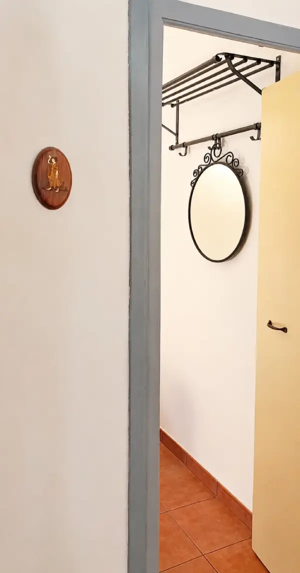 2-bedroom student apartment on Calle dels Mercaders Barcelona with balcony and fully equipped kitchen