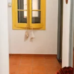2-bedroom student apartment on Calle dels Mercaders Barcelona with balcony and fully equipped kitchen