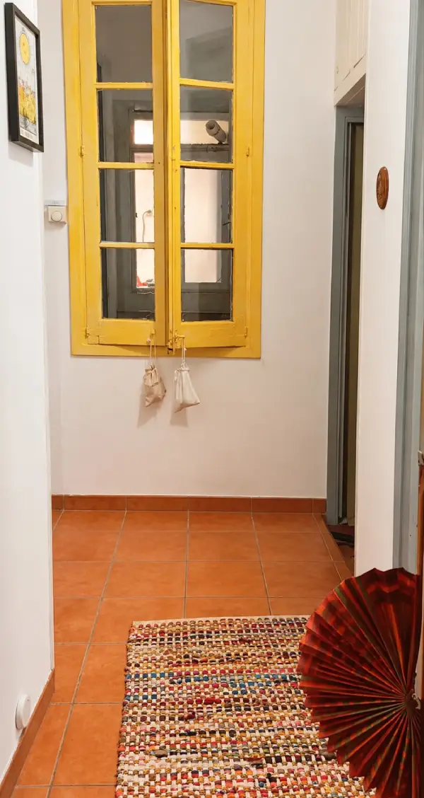 2-bedroom student apartment on Calle dels Mercaders Barcelona with balcony and fully equipped kitchen