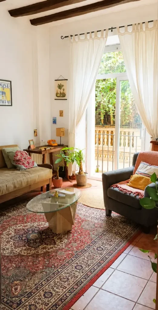 2-bedroom student apartment on Calle dels Mercaders Barcelona with balcony and fully equipped kitchen
