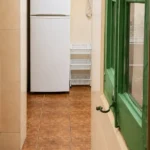 2-bedroom student apartment on Calle dels Mercaders Barcelona with balcony and fully equipped kitchen