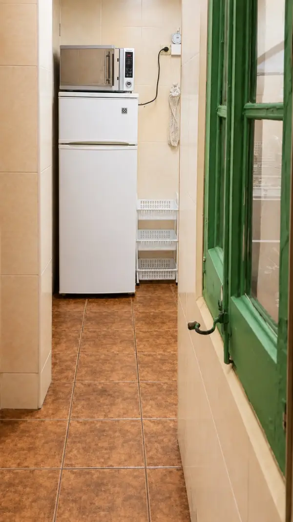 2-bedroom student apartment on Calle dels Mercaders Barcelona with balcony and fully equipped kitchen