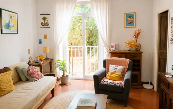 2-bedroom student apartment on Calle dels Mercaders Barcelona with balcony and fully equipped kitchen