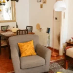 2-bedroom student apartment on Calle dels Mercaders Barcelona with balcony and fully equipped kitchen
