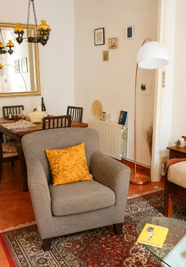 2-bedroom student apartment on Calle dels Mercaders Barcelona with balcony and fully equipped kitchen