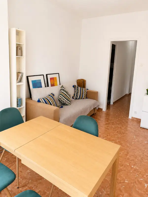 Student room in a 3-bedroom shared apartment in Eixample Barcelona with shared bathroom
