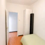 Student room in a 3-bedroom shared apartment in Eixample Barcelona with shared bathroom