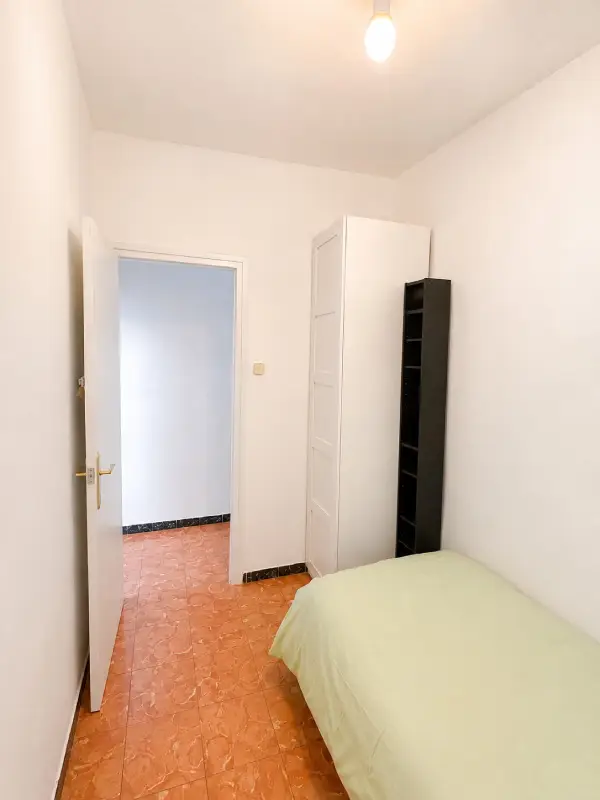 Student room in a 3-bedroom shared apartment in Eixample Barcelona with shared bathroom
