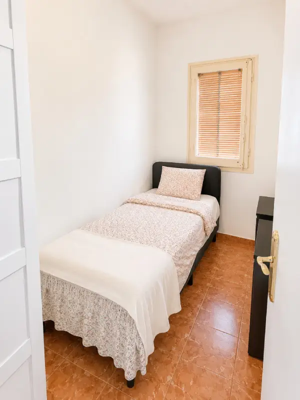 Student room in a 3-bedroom shared apartment in Eixample Barcelona with shared bathroom