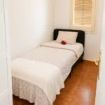 Student room in a 3-bedroom shared apartment in Eixample Barcelona with shared bathroom