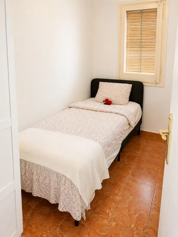 Student room in a 3-bedroom shared apartment in Eixample Barcelona with shared bathroom