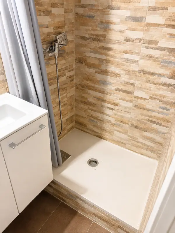 Student room in a 3-bedroom shared apartment in Eixample Barcelona with shared bathroom