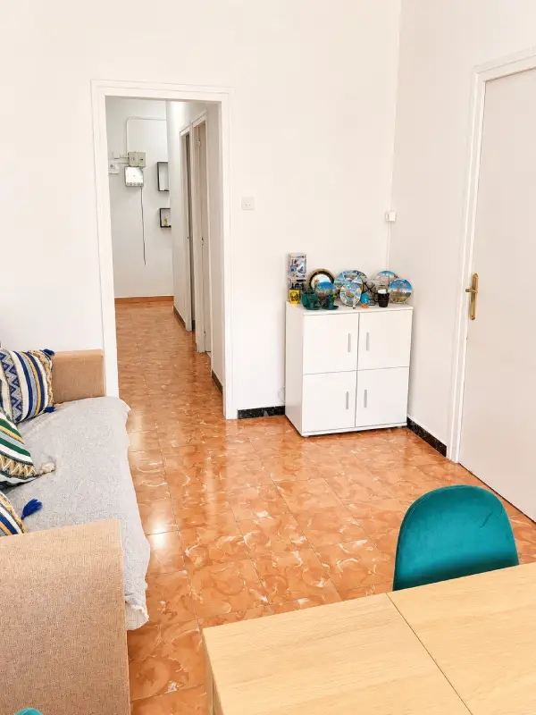 Student room in a 3-bedroom shared apartment in Eixample Barcelona with shared bathroom