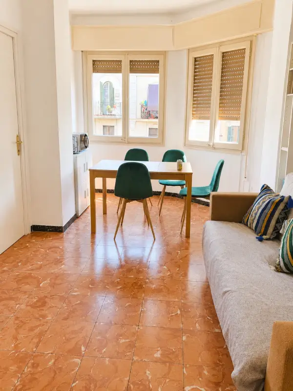 Student room in a 3-bedroom shared apartment in Eixample Barcelona with shared bathroom