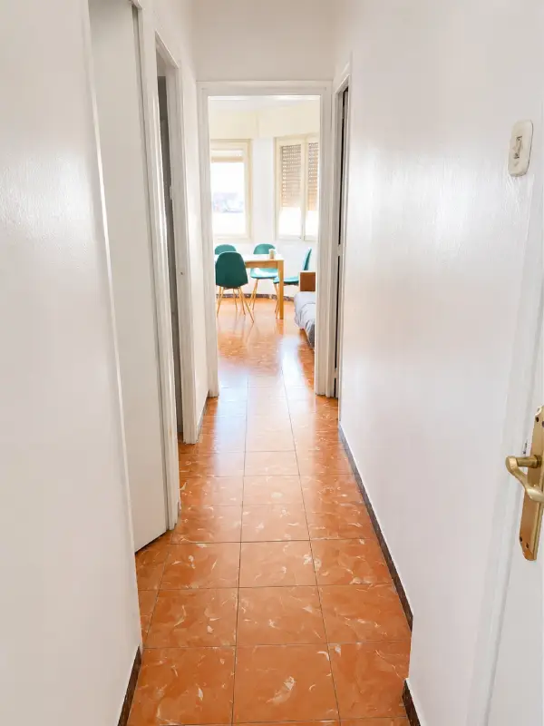 Student room in a 3-bedroom shared apartment in Eixample Barcelona with shared bathroom
