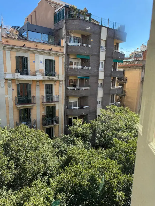 Student room in a 3-bedroom shared apartment in Eixample Barcelona with shared bathroom
