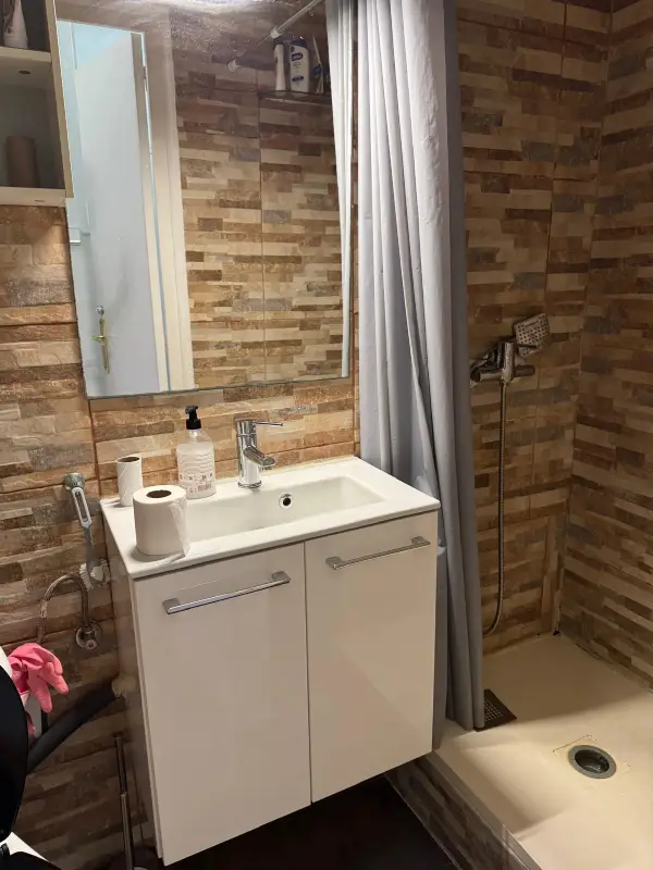 Student room in a 3-bedroom shared apartment in Eixample Barcelona with shared bathroom