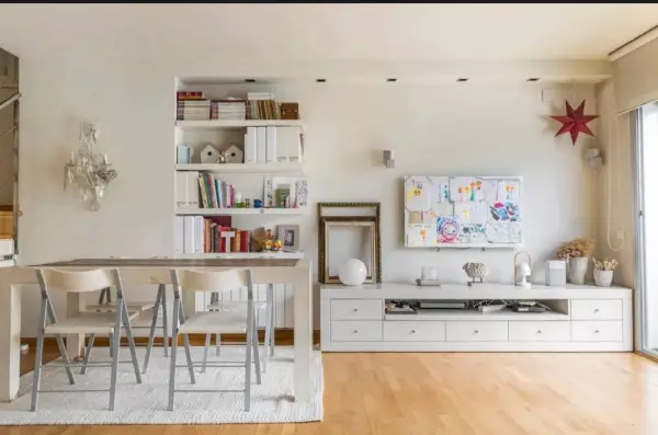 Fully furnished student room in Sant Gervasi Barcelona with double bed, private bathroom and desk