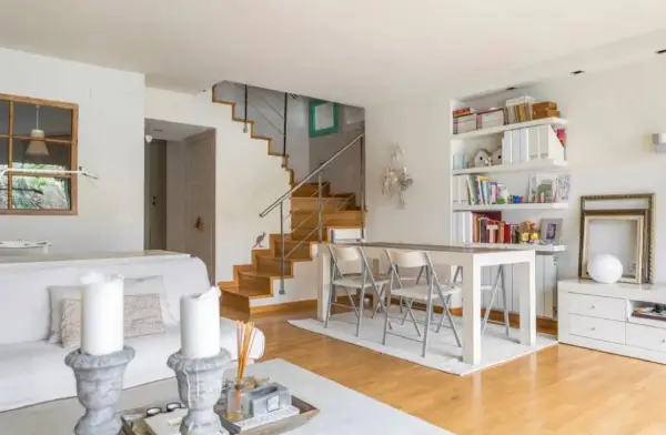 Fully furnished student room in Sant Gervasi Barcelona with double bed, private bathroom and desk