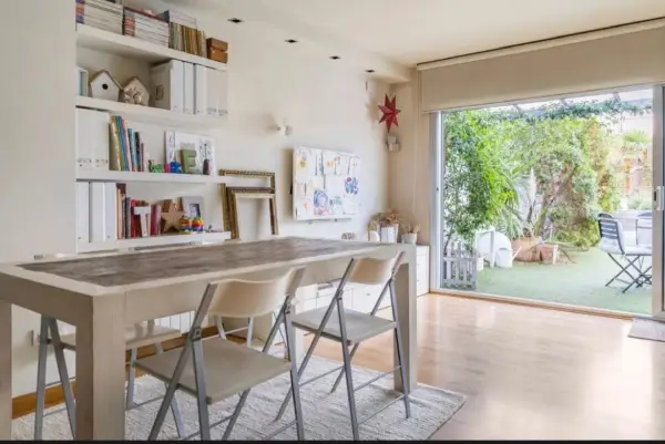 Fully furnished student room in Sant Gervasi Barcelona with double bed, private bathroom and desk