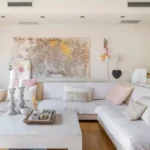 Fully furnished student room in Sant Gervasi Barcelona with double bed, private bathroom and desk