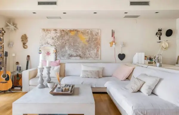 Fully furnished student room in Sant Gervasi Barcelona with double bed, private bathroom and desk