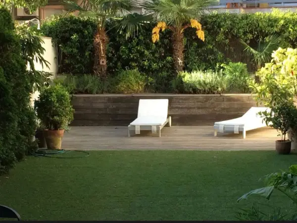 Fully furnished student room in Sant Gervasi Barcelona with double bed, private bathroom and desk
