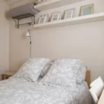 Fully furnished student room in Sant Gervasi Barcelona with double bed, private bathroom and desk