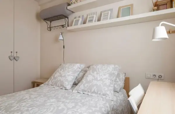 Fully furnished student room in Sant Gervasi Barcelona with double bed, private bathroom and desk