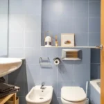 Fully furnished student room in Sant Gervasi Barcelona with double bed, private bathroom and desk