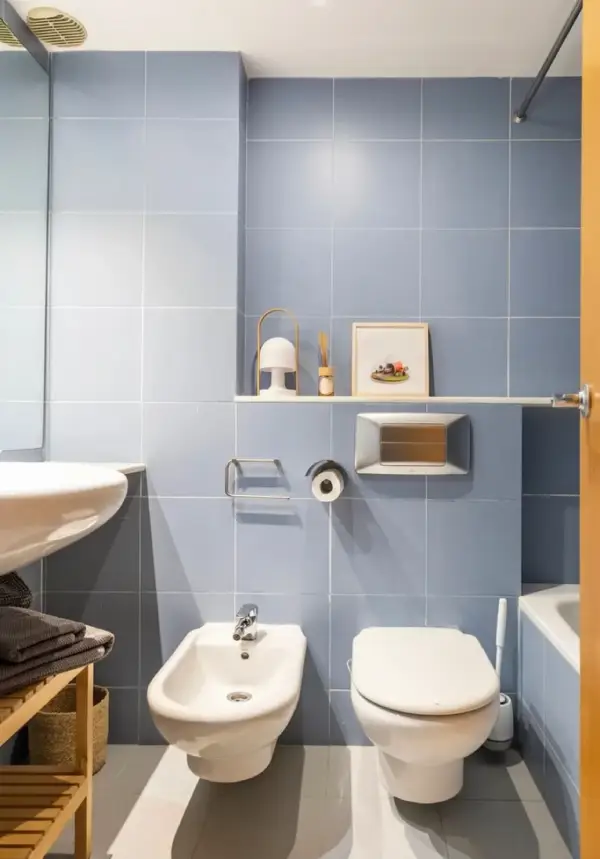 Fully furnished student room in Sant Gervasi Barcelona with double bed, private bathroom and desk