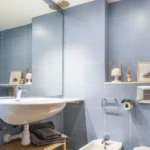 Fully furnished student room in Sant Gervasi Barcelona with double bed, private bathroom and desk