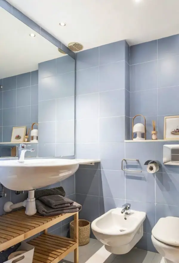 Fully furnished student room in Sant Gervasi Barcelona with double bed, private bathroom and desk