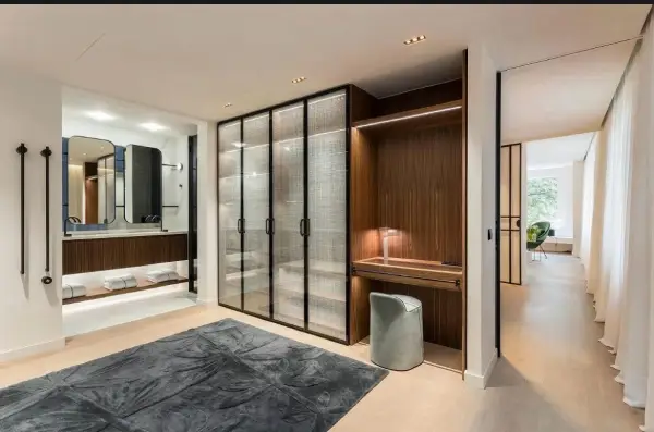 Renovated 5-bedroom apartment in Sant Gervasi Barcelona with 5 bathrooms, parking, equipped kitchen and built-in wardrobes