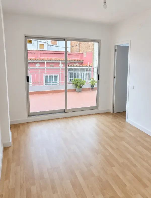 2-bedroom student apartment in Gràcia Barcelona with sunny 12 m² terrace and equipped kitchen