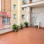 2-bedroom student apartment in Gràcia Barcelona with sunny 12 m² terrace and equipped kitchen