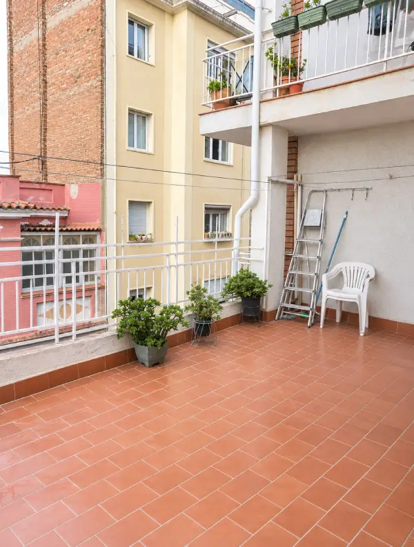 2-bedroom student apartment in Gràcia Barcelona with sunny 12 m² terrace and equipped kitchen