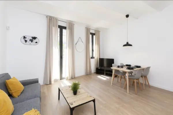 2-bedroom student apartment in Hospitalet de Llobregat Barcelona with terrace, equipped kitchen and study desks
