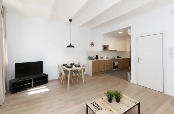 2-bedroom student apartment in Hospitalet de Llobregat Barcelona with terrace, equipped kitchen and study desks