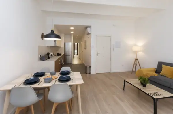 2-bedroom student apartment in Hospitalet de Llobregat Barcelona with terrace, equipped kitchen and study desks