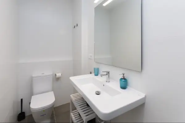 2-bedroom student apartment in Hospitalet de Llobregat Barcelona with terrace, equipped kitchen and study desks
