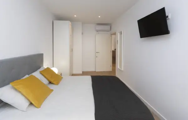 2-bedroom student apartment in Hospitalet de Llobregat Barcelona with terrace, equipped kitchen and study desks