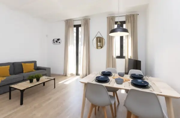 2-bedroom student apartment in Hospitalet de Llobregat Barcelona with terrace, equipped kitchen and study desks